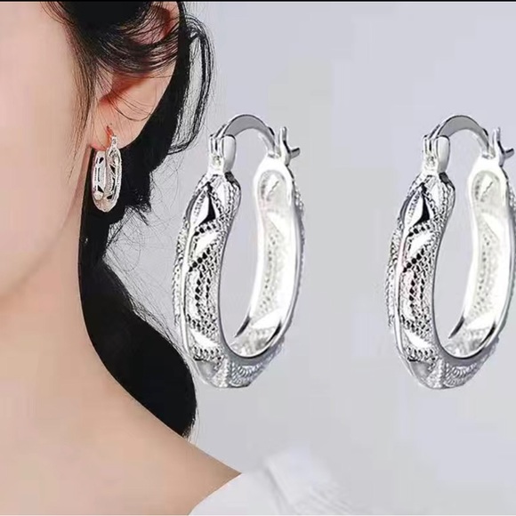 💎 Simple Silver Textured Hoop Earrings - Picture 2 of 5